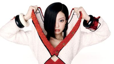 7 Gaya Jennie BLACKPINK Nyentrik ala Tahun 60an, Bikin Netizen Pangling