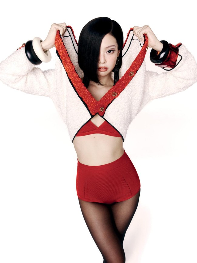 7 Gaya Jennie BLACKPINK Nyentrik ala Tahun 60an, Bikin Netizen Pangling