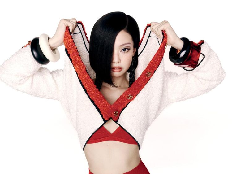 7 Gaya Jennie BLACKPINK Nyentrik ala Tahun 60an, Bikin Netizen Pangling