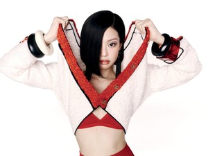 7 Gaya Jennie BLACKPINK Nyentrik ala Tahun 60an, Bikin Netizen Pangling