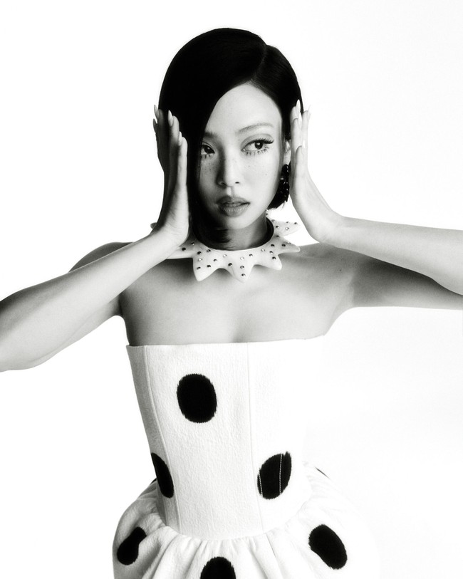 Dalam salah satu foto, Jennie BLACKPINK berbalut gaun mini bustier motif polkadot. Penampilannya semakin standout dengan tambahan gelang bangle, stocking, dan heels Jimmy Choo. Foto: dok. V Magazine