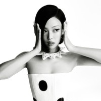 Dalam salah satu foto, Jennie BLACKPINK berbalut gaun mini bustier motif polkadot. Penampilannya semakin standout dengan tambahan gelang bangle, stocking, dan heels Jimmy Choo. Foto: dok. V Magazine
