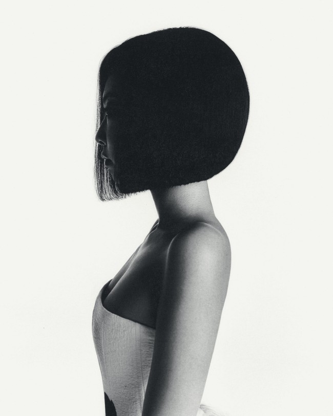 Gaya nyentrik ini ditampilkan Jennie BLACKPINK jelang ulang tahunnya ke-30 yang jatuh pada 16 Februari 2026. Di hari yang sama, ia akan memulai pameran foto pertamanya “J2NNI5.” Foto: dok. V Magazine