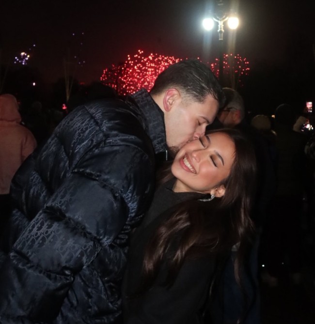 Setelah dilamar pada 24 Desember 2025 lalu, Jennifer Coppen dan kekasihnya, Justin Hubner terlihat semakin mesra dan romantis. Baru-baru ini pasangan tersebut terlihat menghabiskan malam pergantian tahun bersama. Foto: Instagram/@jennifercoppenreal20