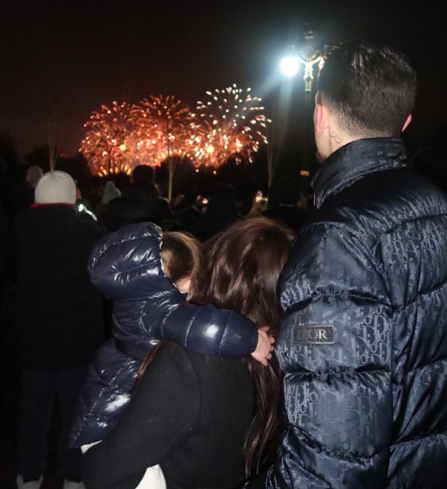 Tak hanya berdua, putri kecil Jennifer, Kamari, juga terlihat ikut. Kamari tampak nyaman digendong oleh sang bunda. Foto: Instagram/@jennifercoppenreal20