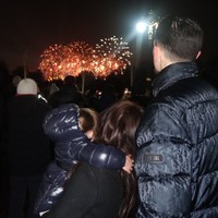 Tak hanya berdua, putri kecil Jennifer, Kamari, juga terlihat ikut. Kamari tampak nyaman digendong oleh sang bunda. Foto: Instagram/@jennifercoppenreal20