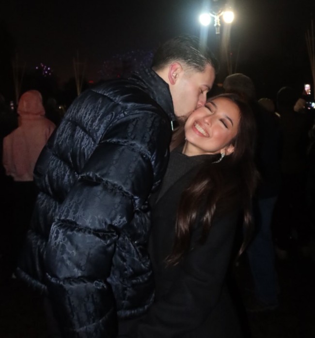 Pasangan yang satu ini juga terlihat makin nempel. Seperti dalam foto, Hubner tampak mencium mesra pipi Jennifer. Foto: Instagram/@jennifercoppenreal20