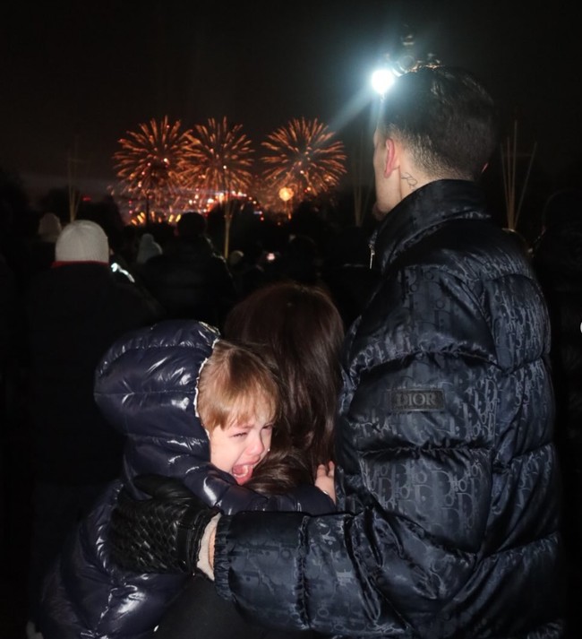 Di salah satu foto terlihat Kamari yang menangis karena takut dengan kembang api. Pose bertiga, ketiganya memang terlihat kompak bak keluarga harmonis. Foto: Instagram/@jennifercoppenreal20