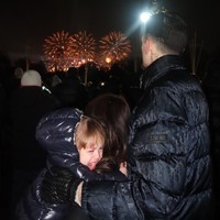 Di salah satu foto terlihat Kamari yang menangis karena takut dengan kembang api. Pose bertiga, ketiganya memang terlihat kompak bak keluarga harmonis. Foto: Instagram/@jennifercoppenreal20