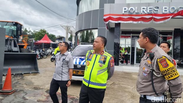 Kakorlantas Polri Irjen Agus Suryonugroho mengecek langsung situasi rekayasa lalu lintas di Jalan Raya Puncak