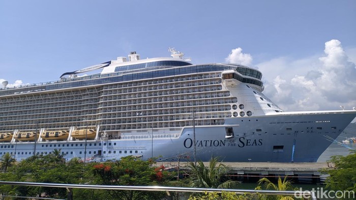 Ovation of The Seas Jadi Kapal Pesiar Terbesar yang Sandar di Gili Mas