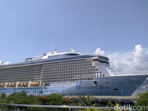 Ovation of The Seas Jadi Kapal Pesiar Terbesar yang Sandar di Gili Mas
