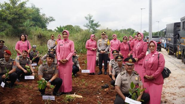 Kapolres Bogor AKBP Wikha Ardilestanto memimpin upacara laporan kenaikan pangkat anggota Polri dan PNS Polri di lingkungan Polres Bogor.