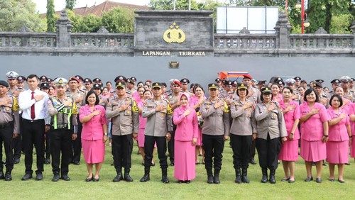 Kapolres Gianyar AKBP Chandra C Kesuma bersama jajaran seusai upacara kenaikan pangkat 96 personel di Lapangan Apel Tri Brata Polres Gianyar, Jumat (2/1/2026). (Foto: Polres Gianyar)