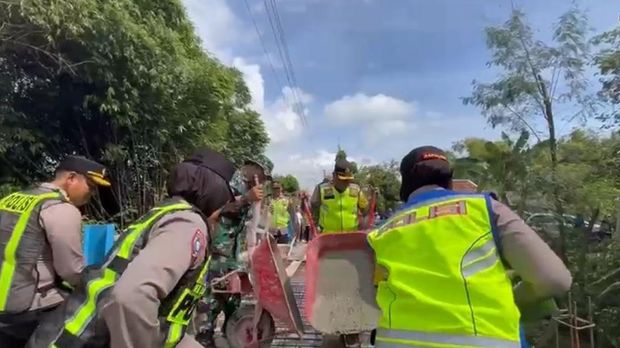 Kapolres Sragen, AKBP Dewiana Syamsu Indyasari meresmikan Jembatan Merah Putih Presisi di Desa Slogo