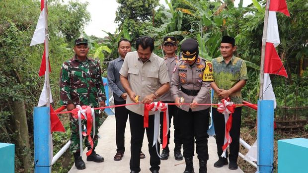 Kapolres Sragen, AKBP Dewiana Syamsu Indyasari, saat meresmikan Jembatan Merah Putih Presisi di Desa Slogo, Kecamatan Tanon.
