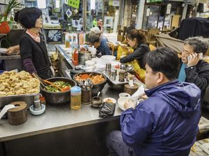 Kenapa Orang Korea Jarang Makan Sendiri? Ini 5 Tradisi Kuliner Uniknya