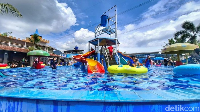 Libur Nataru, Tawa Keluarga Mengalir di Kolam Renang Soreang