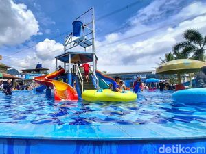Libur Nataru, Tawa Keluarga Mengalir di Kolam Renang Soreang