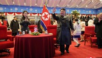 Dalam foto yang dirilis KCNA dan disebarluaskan oleh Reuters, Kim Jong Un tampak menghadiri acara perayaan yang digelar di ibu kota. via REUTERS/KCNA