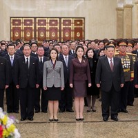 Tak hanya bahasa tubuh, aksesori Kim Ju-ae juga menjadi perhatian para pengamat. Ia beberapa kali terlihat mengenakan bros berbentuk bunga magnolia atau kupu-kupu, bukan lencana bergambar Kim Il-sung atau Kim Jong-il seperti yang lazim dipakai para pejabat Korea Utara. Para analis menilai pilihan aksesori tersebut menunjukkan bahwa legitimasi Kim Ju-ae berasal langsung dari garis keturunan keluarga Kim sehingga tidak memerlukan simbol yang biasa digunakan pejabat negara. Foto: via REUTERS/KCNA