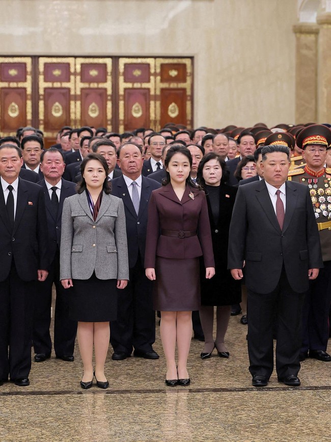 Tak hanya bahasa tubuh, aksesori Kim Ju-ae juga menjadi perhatian para pengamat. Ia beberapa kali terlihat mengenakan bros berbentuk bunga magnolia atau kupu-kupu, bukan lencana bergambar Kim Il-sung atau Kim Jong-il seperti yang lazim dipakai para pejabat Korea Utara. Para analis menilai pilihan aksesori tersebut menunjukkan bahwa legitimasi Kim Ju-ae berasal langsung dari garis keturunan keluarga Kim sehingga tidak memerlukan simbol yang biasa digunakan pejabat negara. Foto: via REUTERS/KCNA
