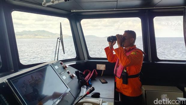 KN Puntadewa 250 melaksanakan operasi pencarian korban tenggelam kapal pinisi Putri Sakinah di perairan Pulau Padar, TN Komodo, Manggarai Barat, NTT.