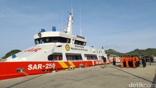KN Puntadewa 250 melaksanakan operasi pencarian korban tenggelam kapal pinisi Putri Sakinah di perairan Pulau Padar, TN Komodo, Manggarai Barat, NTT.