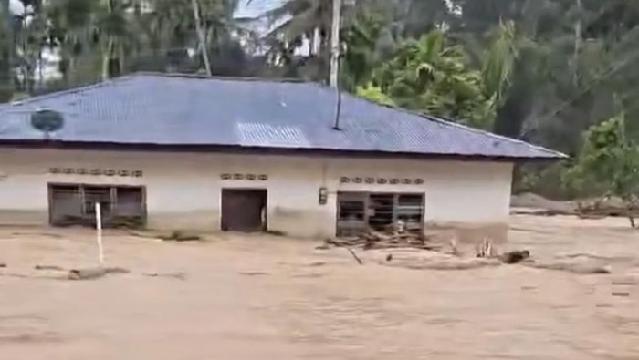 Hujan Deras Guyur Tapteng, Sejumlah Permukiman Warga Kembali Terendam