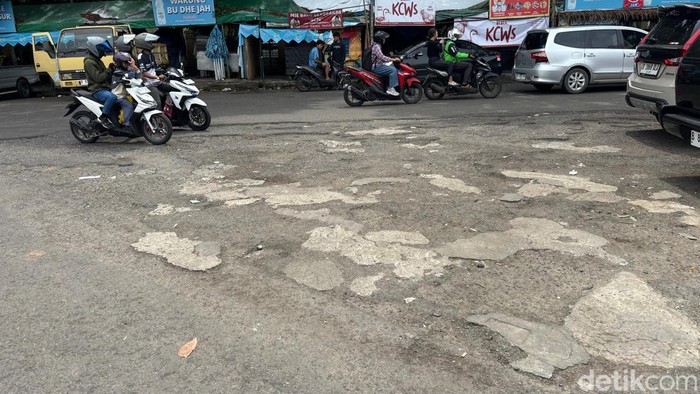 Jalan Dipatiukur Bandung yang Berhias Lubang