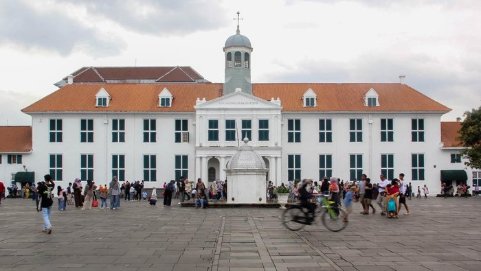Libur Tahun Baru dimanfaatkan warga untuk mengunjungi kawasan Kota Tua Jakarta, Jumat (2/1/2026). Destinasi wisata sejarah ini masih menjadi favorit pengunjung.