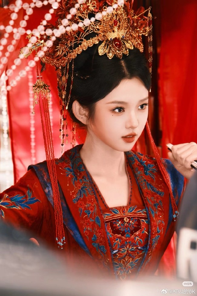 Li Keyi menuai pujian atas gaya aktingnya yang natural dan kemampuan adaptasi yang luar biasa. Saat berperan sebagai lansia para penonton bahkan menyebut performanya meyakinkan. Foto: Weibo