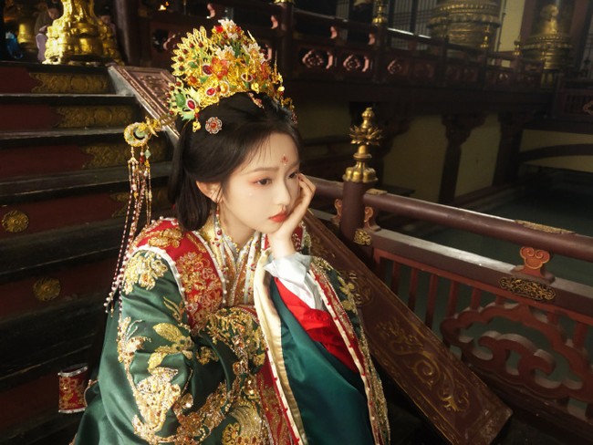 Li Keyi yang juga dikenal sebagai Sylph disebut figur paling dominan di pasar drama pendek China. Ia memecahkan rekor dengan membintangi peran utama dalam 29 produksi sepanjang 2025. Foto: Weibo