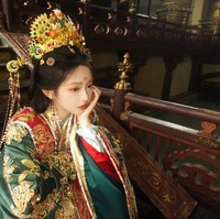 Li Keyi yang juga dikenal sebagai Sylph disebut figur paling dominan di pasar drama pendek China. Ia memecahkan rekor dengan membintangi peran utama dalam 29 produksi sepanjang 2025. Foto: Weibo