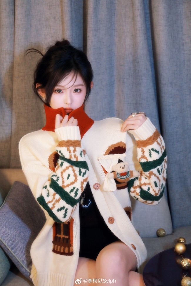 Aktris 25 tahun yang lulus dari Institut Teknologi Mode Beijing itu hanya berperan dalam satu drama pada 2023 kemudian mendapat delapan proyek di tahun selanjutnya. Sedangkan di 2025, ia main 29 drama yang tentu menakjubkan. Foto: Weibo