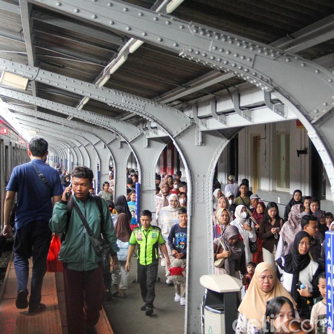 Libur Tahun Baru, Stasiun Jakarta Kota Dipadati Penumpang