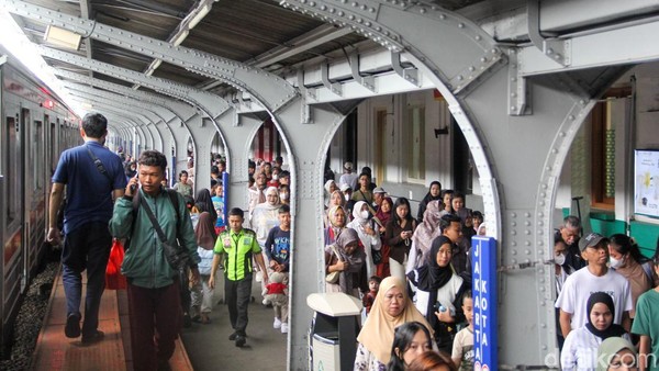 Libur Tahun Baru, Stasiun Jakarta Kota Dipadati Penumpang