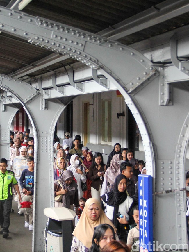 Libur Tahun Baru, Stasiun Jakarta Kota Dipadati Penumpang