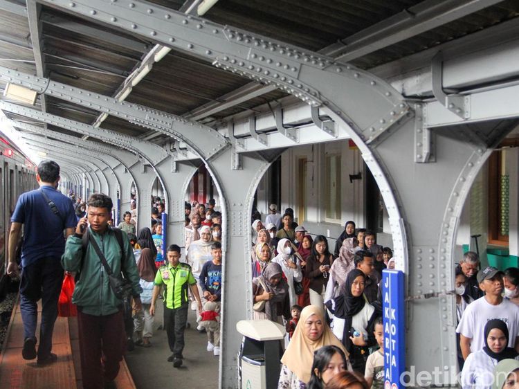 Libur Tahun Baru, Stasiun Jakarta Kota Dipadati Penumpang