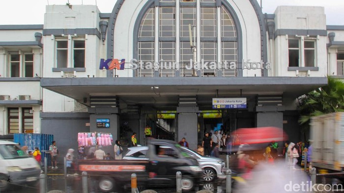 Suasana Stasiun Jakarta Kota tampak padat saat libur Tahun Baru, Jumat (2/1/2026). Wisatawan memadati peron untuk menuju kawasan Kota Tua.