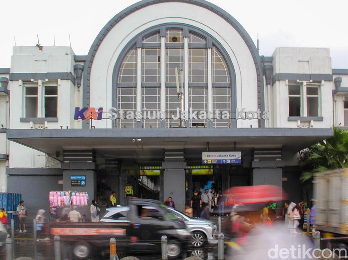 Suasana Stasiun Jakarta Kota tampak padat saat libur Tahun Baru, Jumat (2/1/2026). Wisatawan memadati peron untuk menuju kawasan Kota Tua.