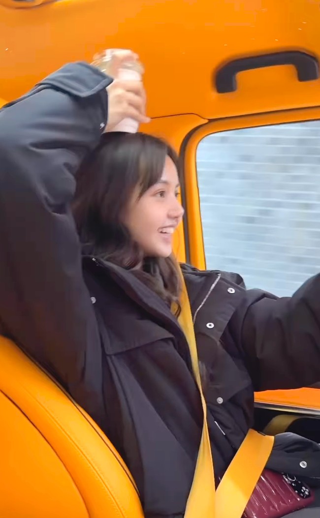 Lisa Blackpink tampak menyetir mobil sendiri untuk membeli minuman matcha yang diinginkan temannya yang merekam video. Penyanyi 28 tahun itu tampil dengan busana serba hitam memakai jaket tebal dan membiarkan rambut panjangnya yang ikal tergerai. Foto: Dok. Instagram lalalalisa_m
