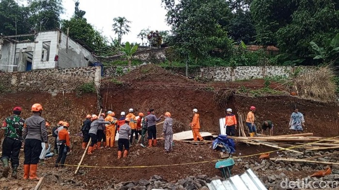Longsor di Cisempur Sumedang, Ada Warga Tertimbun