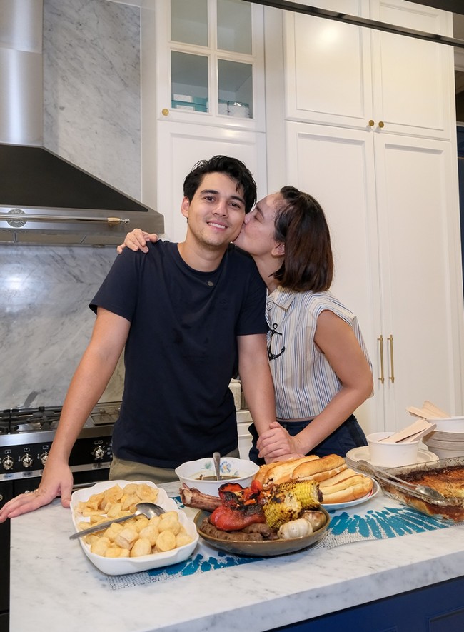 Momen malam pergantian tahun, Luna memilih merayakannya di rumah bersama sang suami, Maxime Bouttier. Keduanya membuat pesta tahun baru dengan mengundang sahabat dekat mereka. Foto: Instagram/@lunamaya