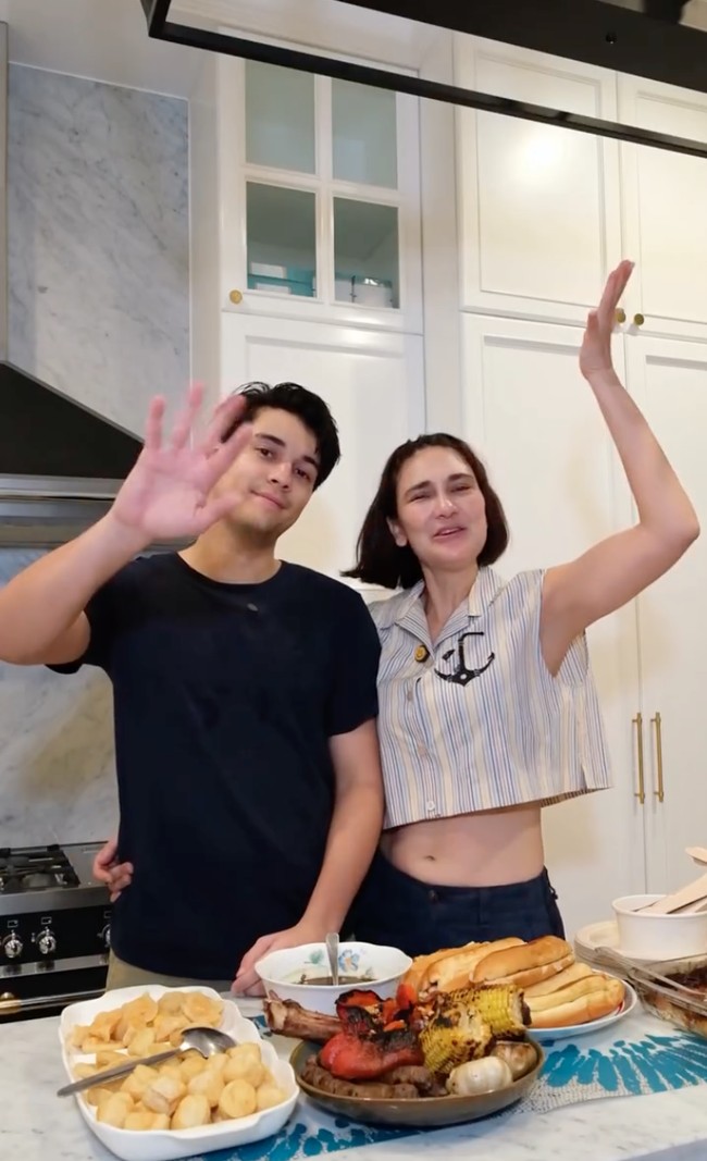 Luna tampil simpel mengenakan atasan crop top berkerah dan tanpa lengan dipadukan celana panjang berwarna gelap. Busana crop top tersebut membuat perut langsingnya jelas terlihat. Foto: Instagram/@lunamaya