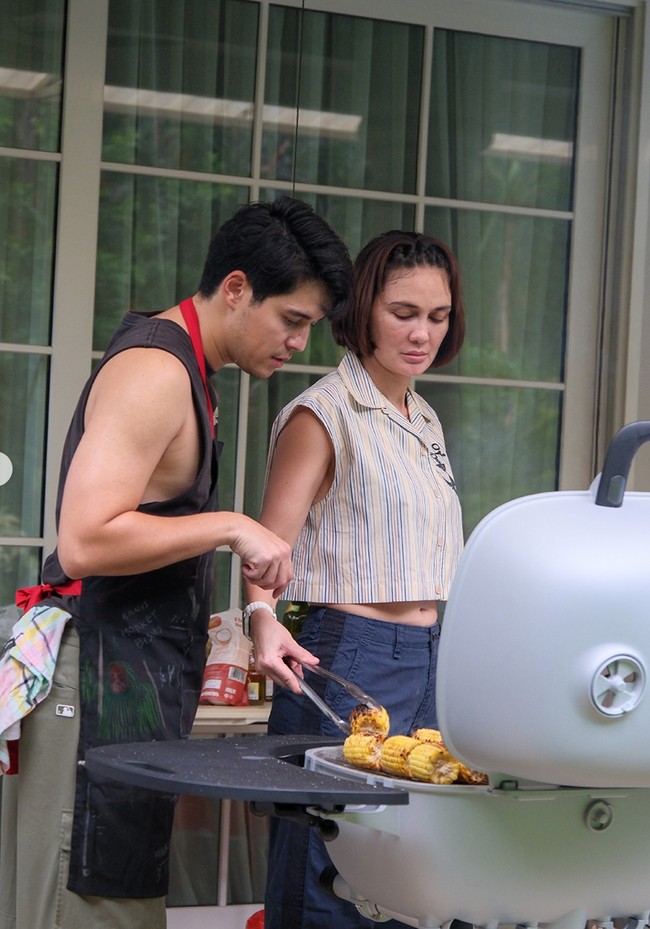 Rambut pendek barunya tampak dibiarkan terurai dengan bagian depan disingkap ke belakang menggunakan bando. Tak sedikit yang memuji penampilan Luna dengan rambut baru tersebut, menyebut wanita 42 tahun itu jadi terlihat semakin cantik. Foto: Instagram/@lunamaya