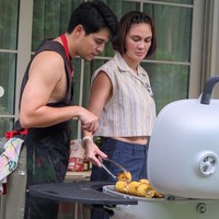 Rambut pendek barunya tampak dibiarkan terurai dengan bagian depan disingkap ke belakang menggunakan bando. Tak sedikit yang memuji penampilan Luna dengan rambut baru tersebut, menyebut wanita 42 tahun itu jadi terlihat semakin cantik. Foto: Instagram/@lunamaya