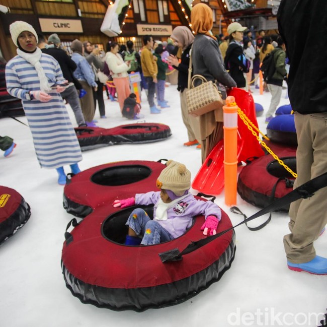 Main Salju Bareng Keluarga, Trans Snow World Ramai Saat Libur Sekolah