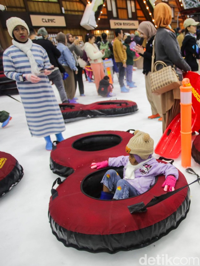 Main Salju Bareng Keluarga, Trans Snow World Ramai Saat Libur Sekolah