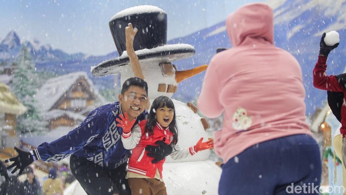 Trans Snow World di Bintaro, Tangerang Selatan, menjadi salah satu destinasi favorit warga untuk mengisi libur sekolah. Wahana wisata salju buatan di dalam pusat perbelanjaan ini ramai dikunjungi keluarga yang ingin merasakan sensasi bermain salju di tengah kota, Jumat (2/1/2025).